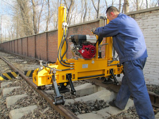 YQBJ-300x125型(xíng)高行程(chéng)液壓起(qi)撥道機(jī)