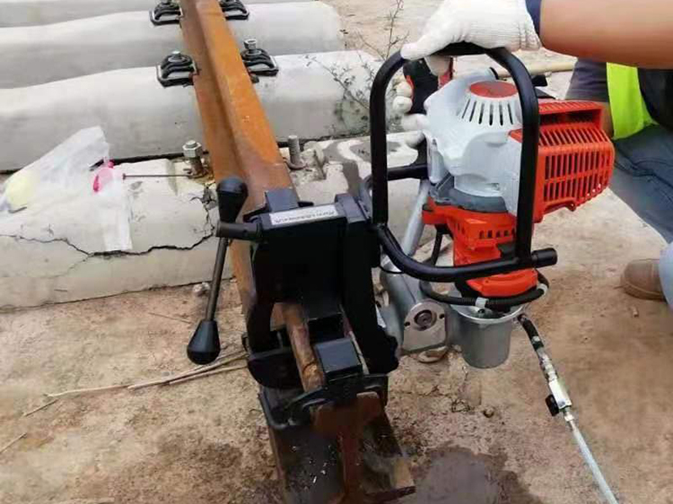 NZG-31II型内(nei)燃鋼軌鑽(zuan)孔機