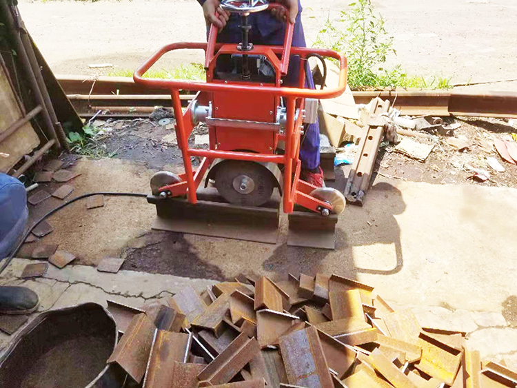 FMG-3.0型内燃(rán)槽型軌(gui)仿形打(da)磨機